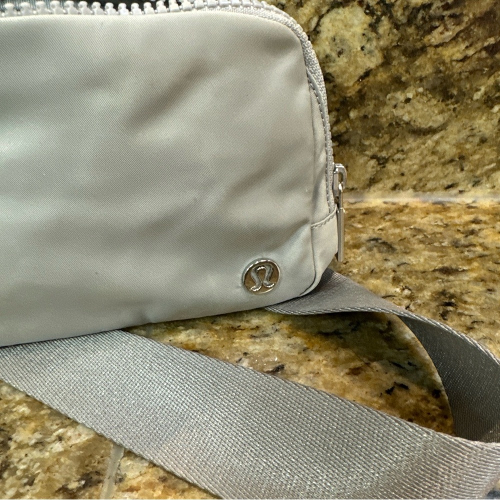 Lululemon everyday belt bag grey/silver New with flaws - Picture 6 of 12